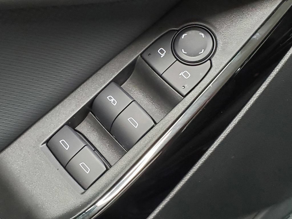 Used 2025 Chevrolet Equinox LT w/ Safety and Technology Package FWD image 27