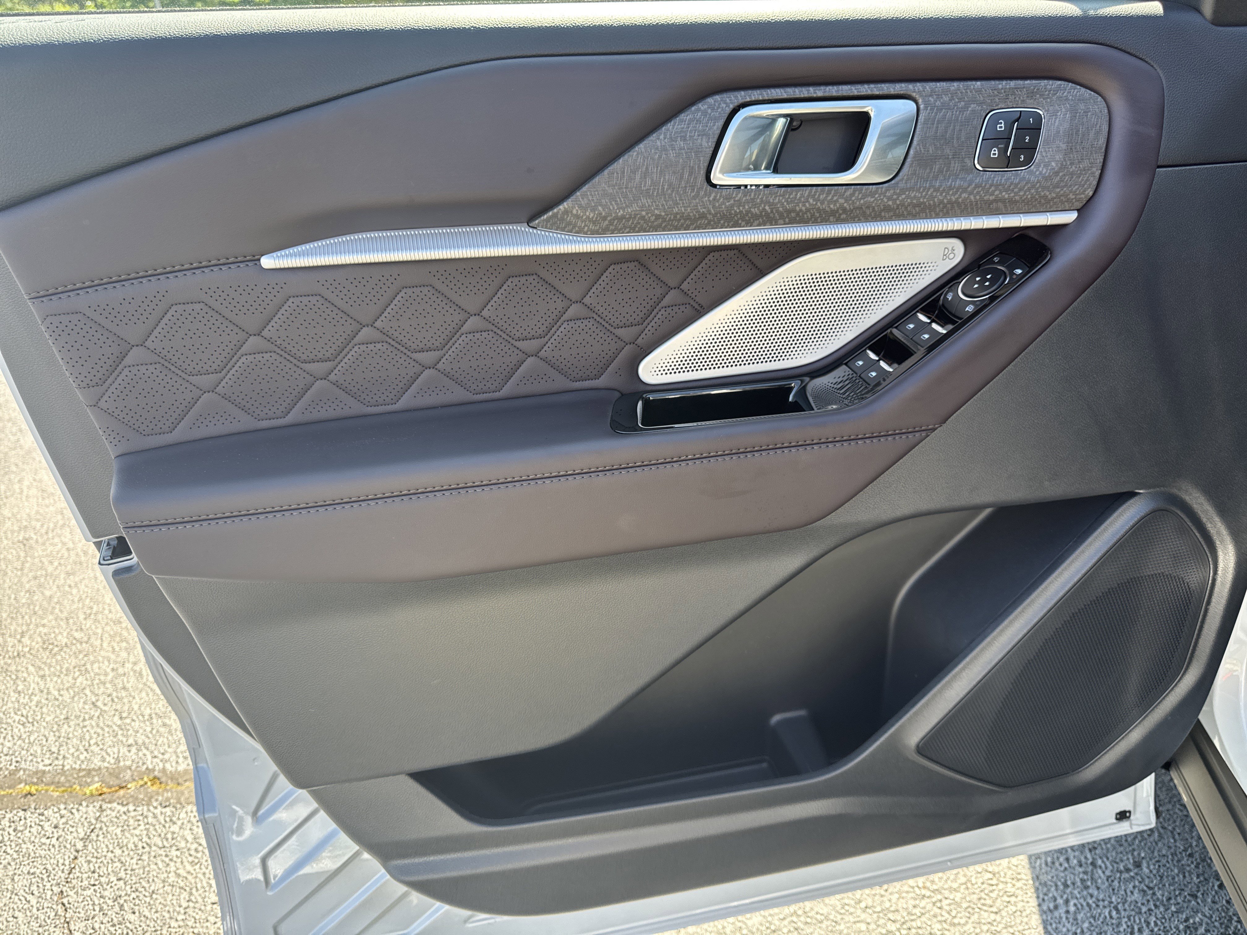 Used 2025 Ford Explorer Platinum w/ Ultimate Package image 12