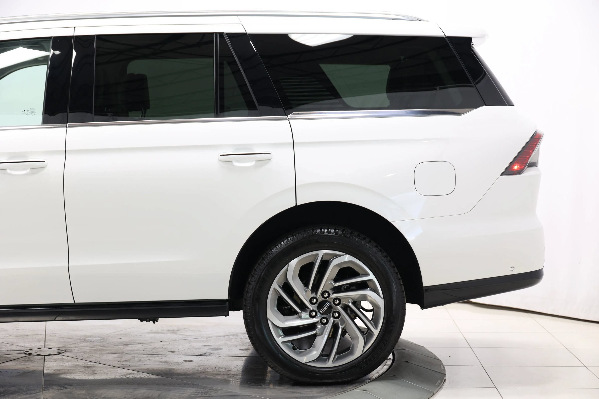 Used 2025 Lincoln Navigator Reserve AWD/4WD image 10