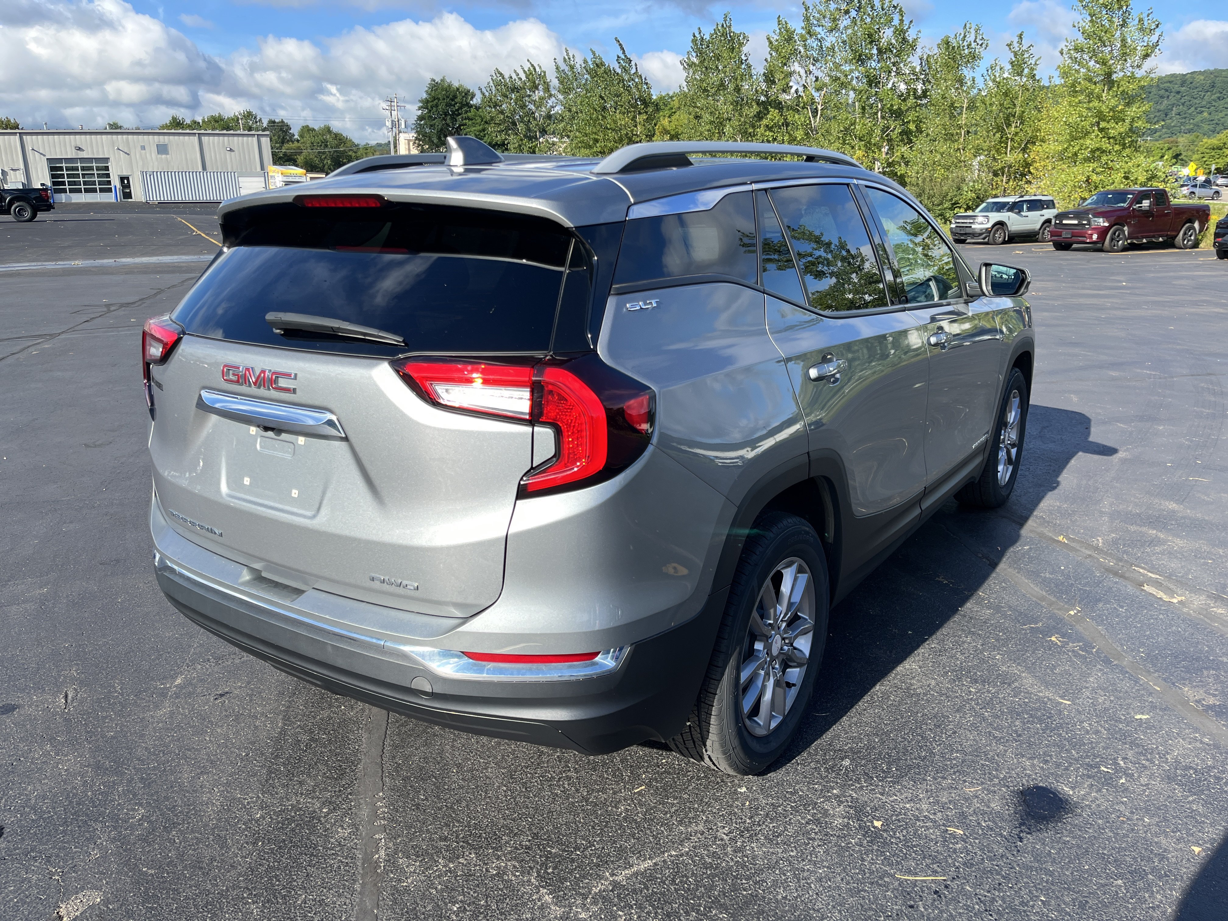 Used 2023 GMC Terrain SLT AWD/4WD image 7