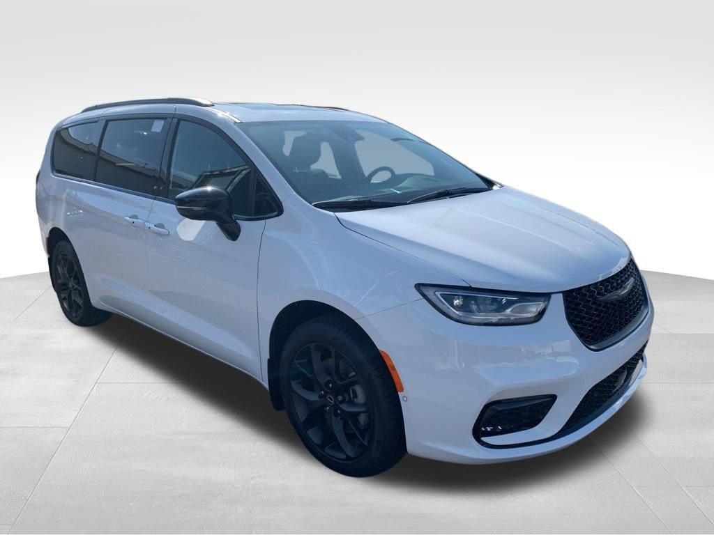 New 2026 Chrysler Pacifica Limited w/ Uconnect Theater Family Group AWD/4WD image 6