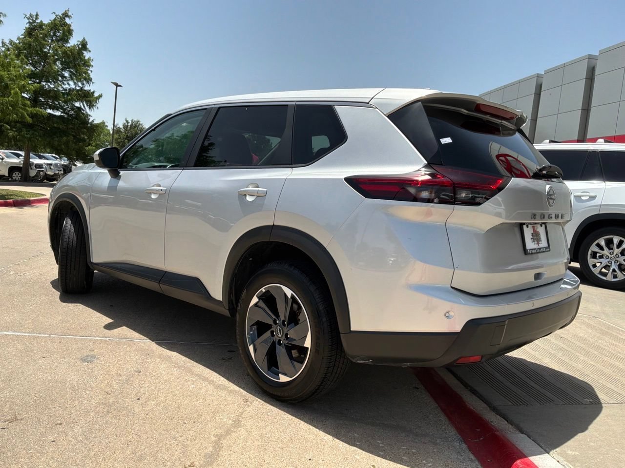 Used 2025 Nissan Rogue SV FWD image 8