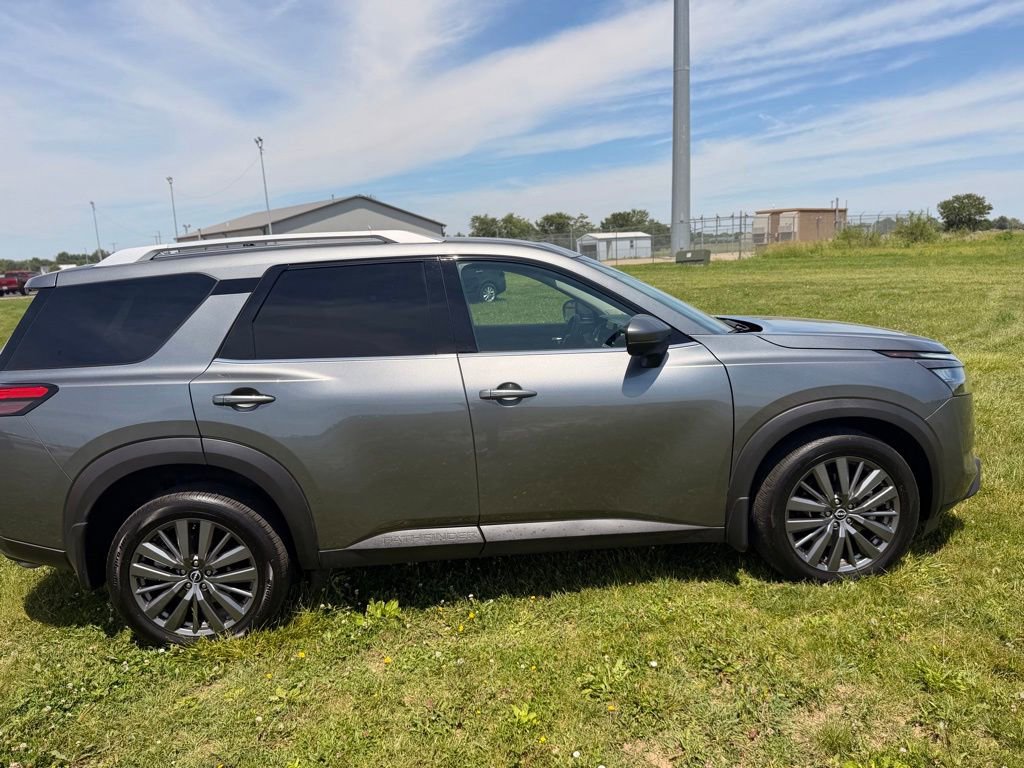Certified 2025 Nissan Pathfinder SL w/ SL Premium Package FWD image 4