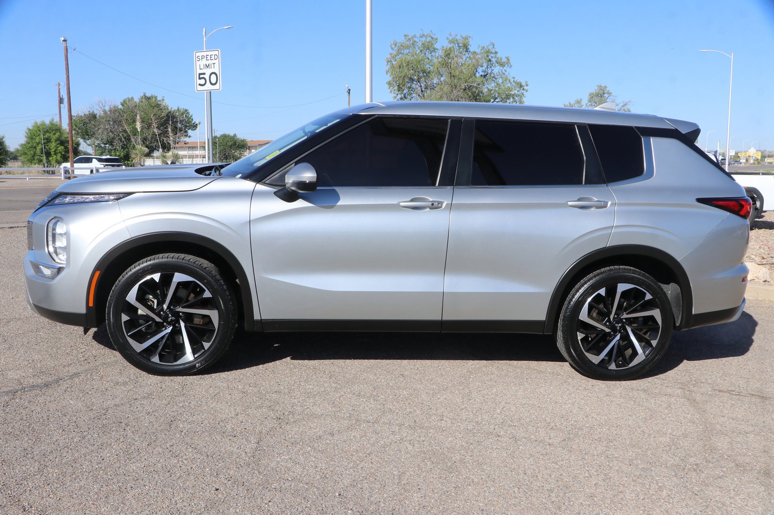 Used 2023 Mitsubishi Outlander SE FWD image 4