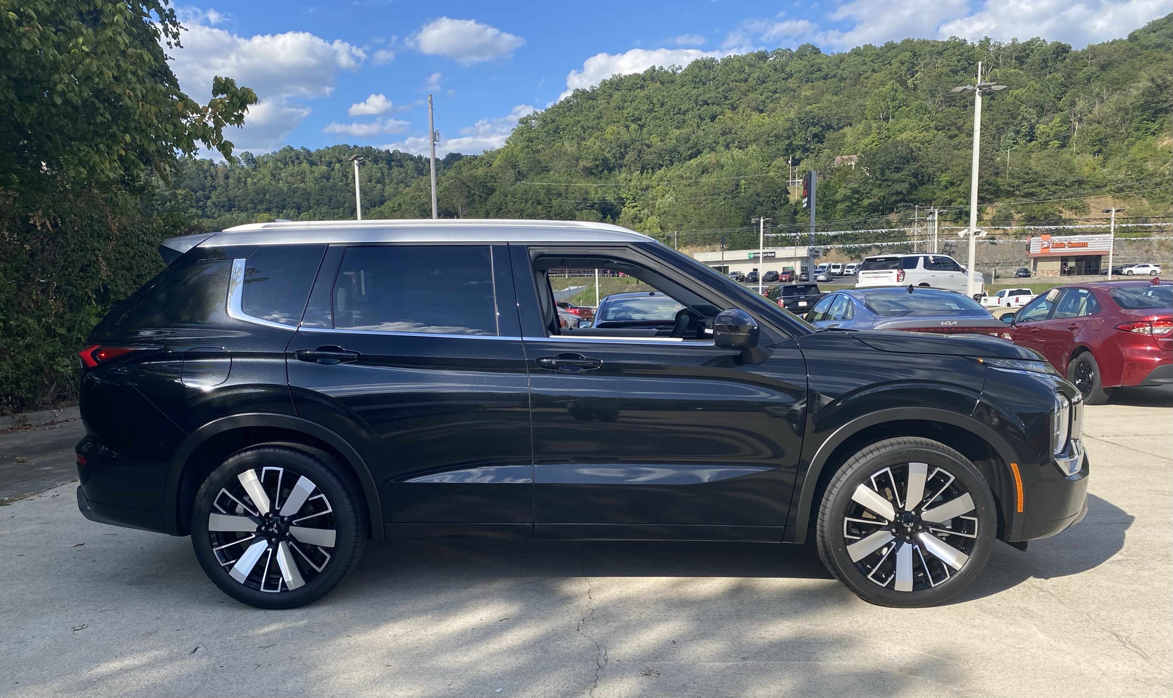 New 2025 Mitsubishi Outlander AWD image 40