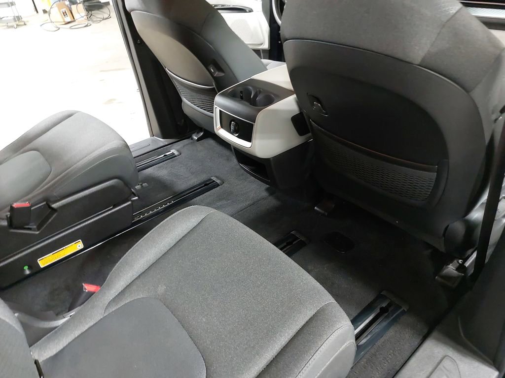 Used 2023 Kia Carnival LX image 11