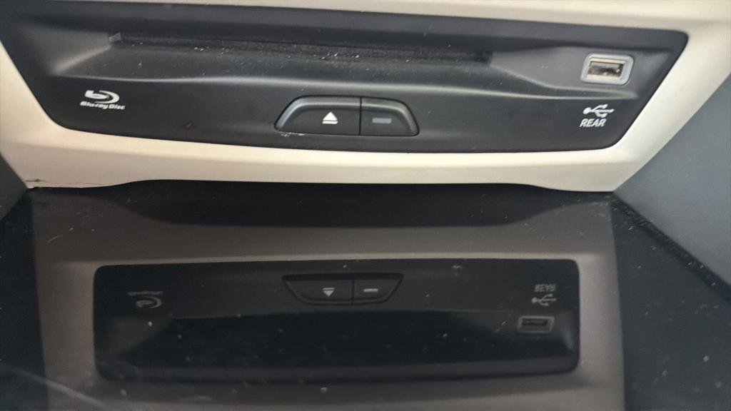 Used 2021 Chrysler Pacifica Limited w/ Uconnect Theater Family Group FWD image 31