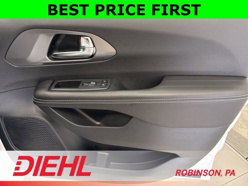 New 2026 Chrysler Pacifica Select image 17