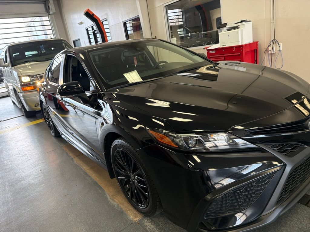 Used 2022 Toyota Camry SE w/ Convenience Package FWD image 1
