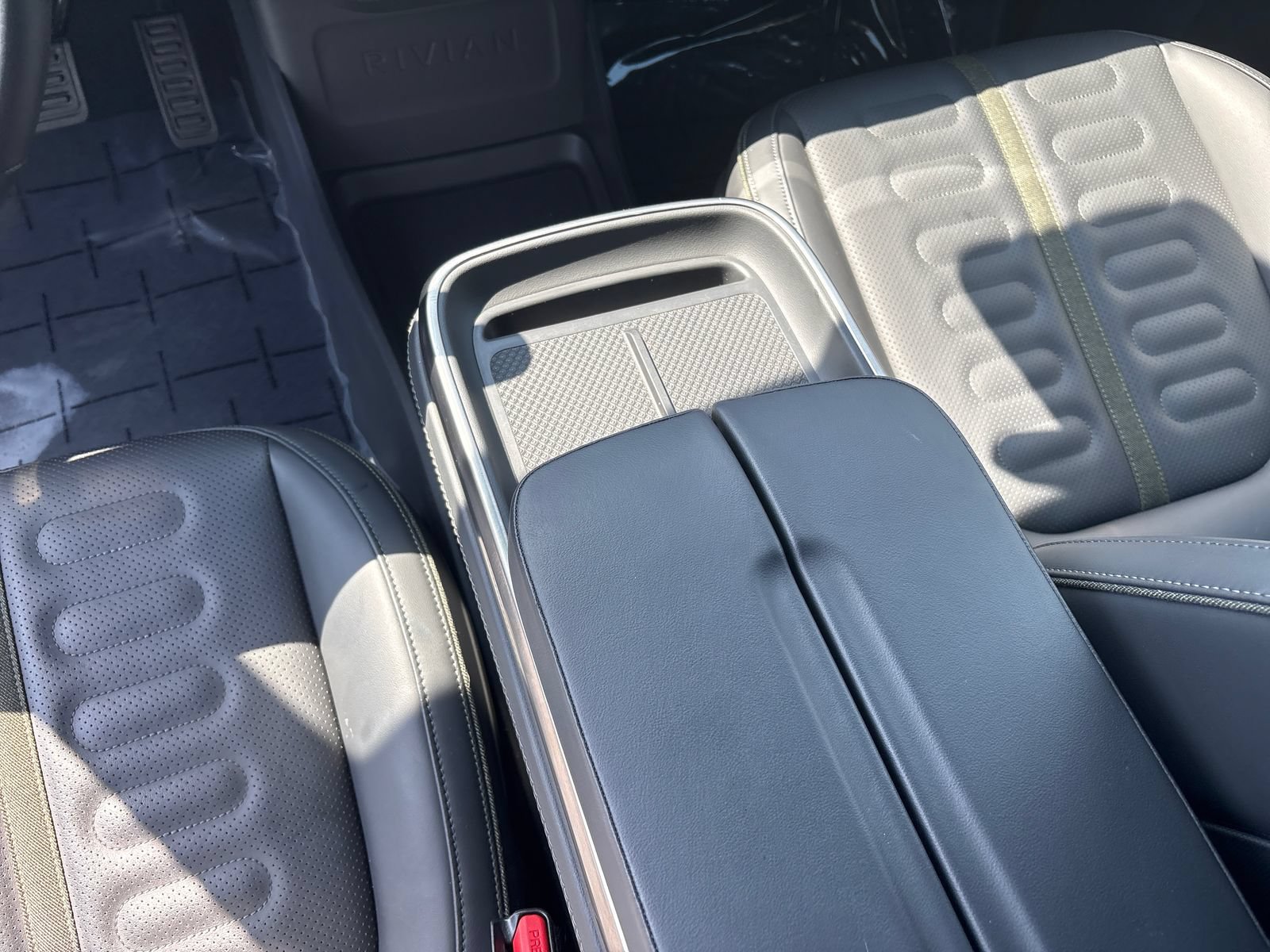Used 2025 Rivian R1S Adventure Dual AWD/4WD image 40