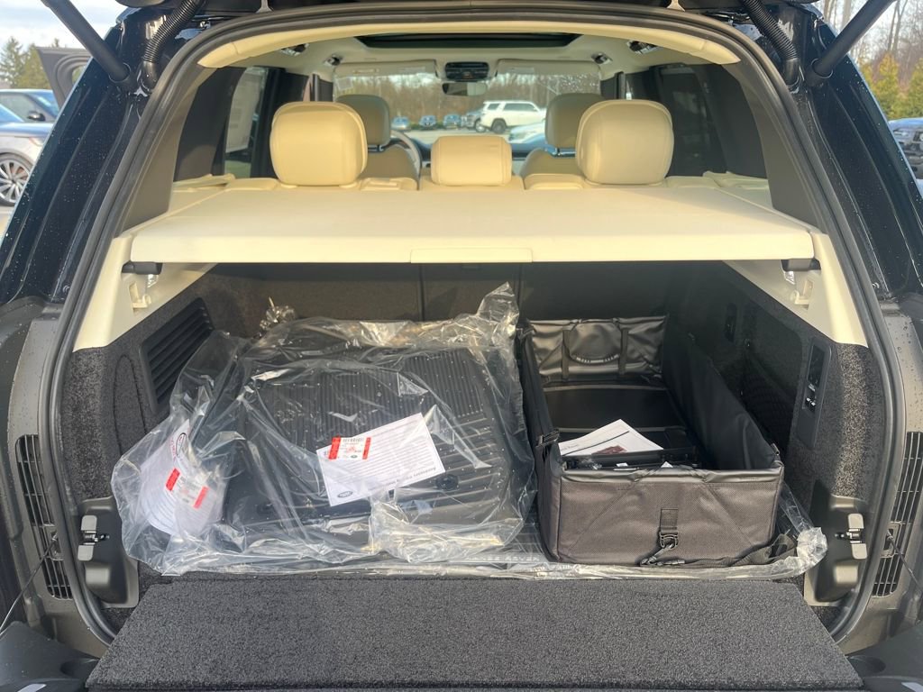 New 2026 Land Rover Range Rover SE image 17