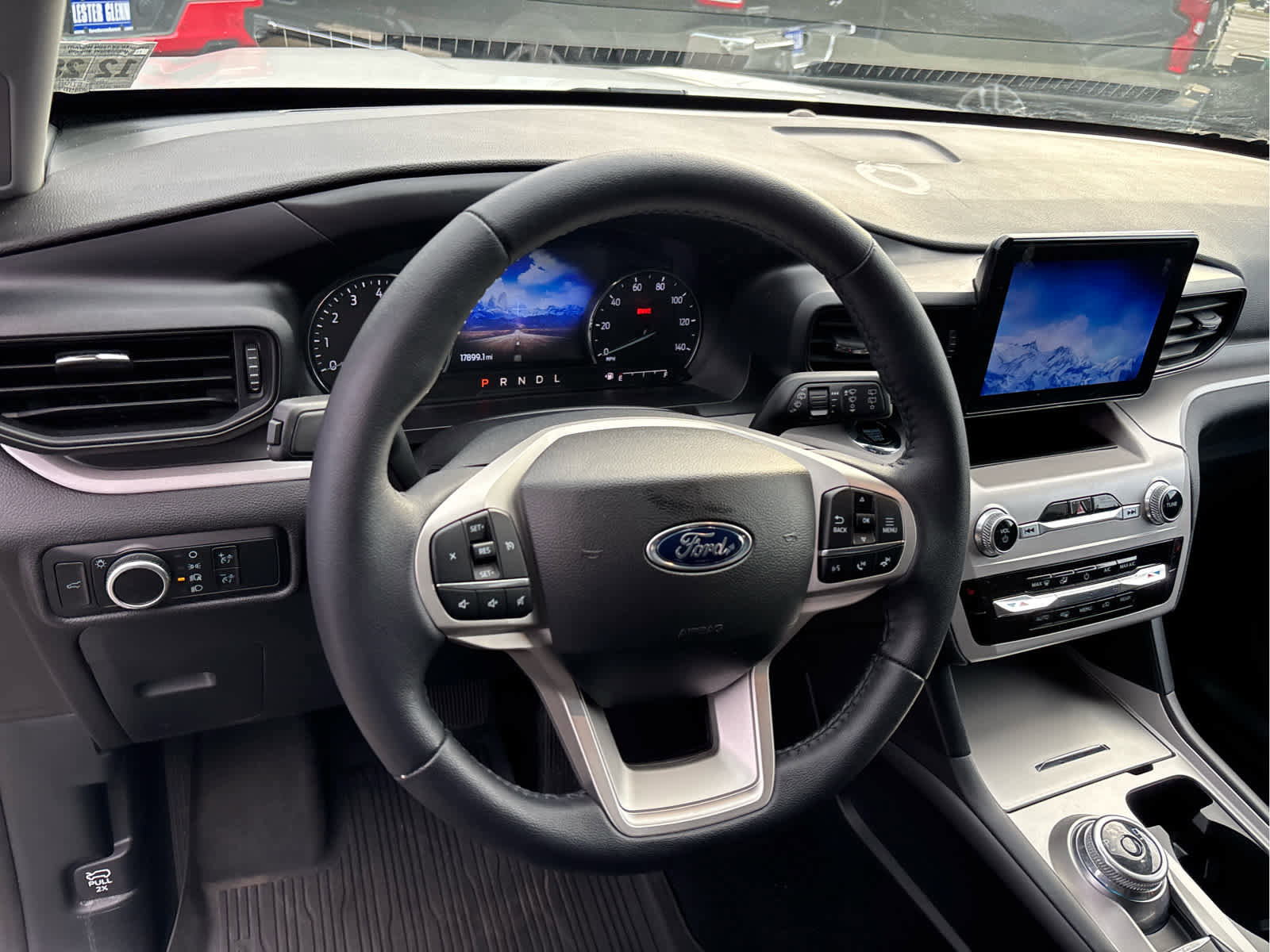 Used 2023 Ford Explorer XLT image 9