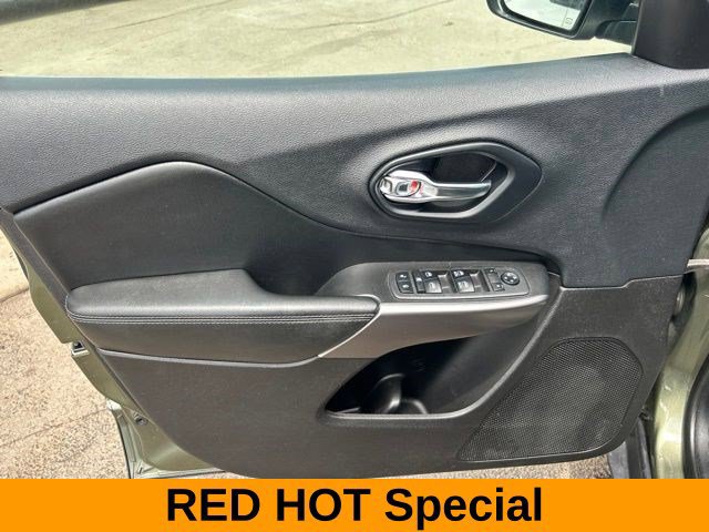 Used 2019 Jeep Cherokee Latitude Plus AWD/4WD image 11