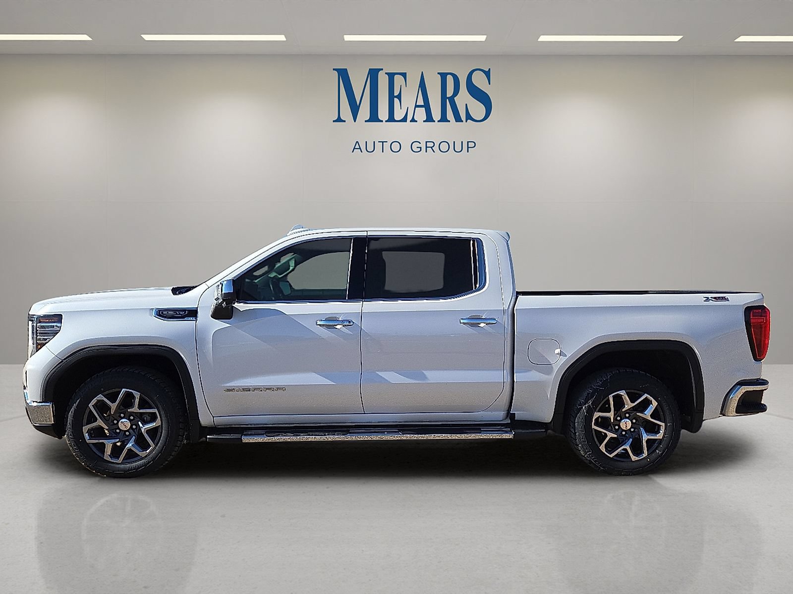 Used 2023 GMC Sierra 1500 SLT w/ SLT Premium Package AWD/4WD image 2