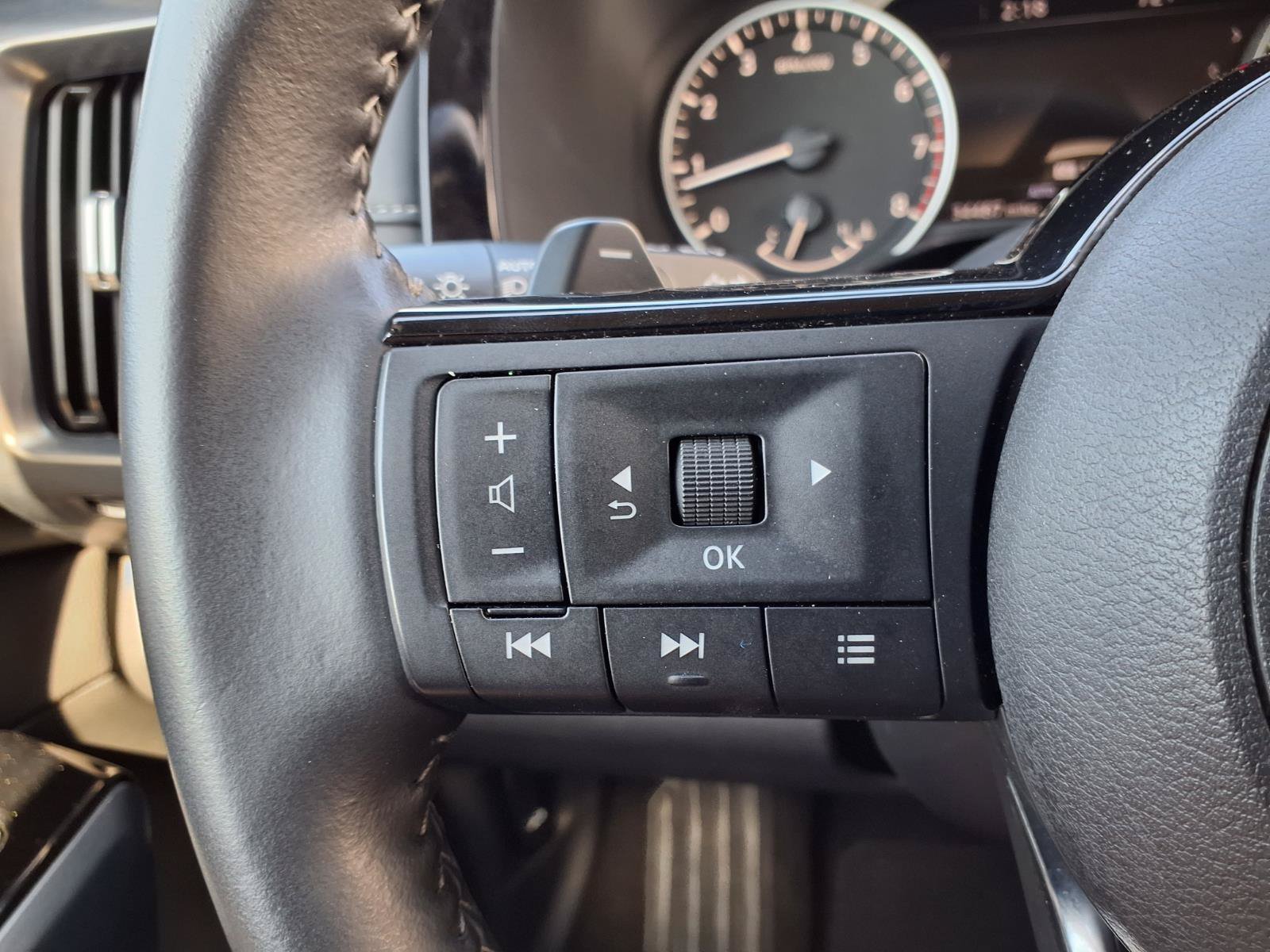 Used 2025 Nissan Pathfinder SL AWD/4WD image 17