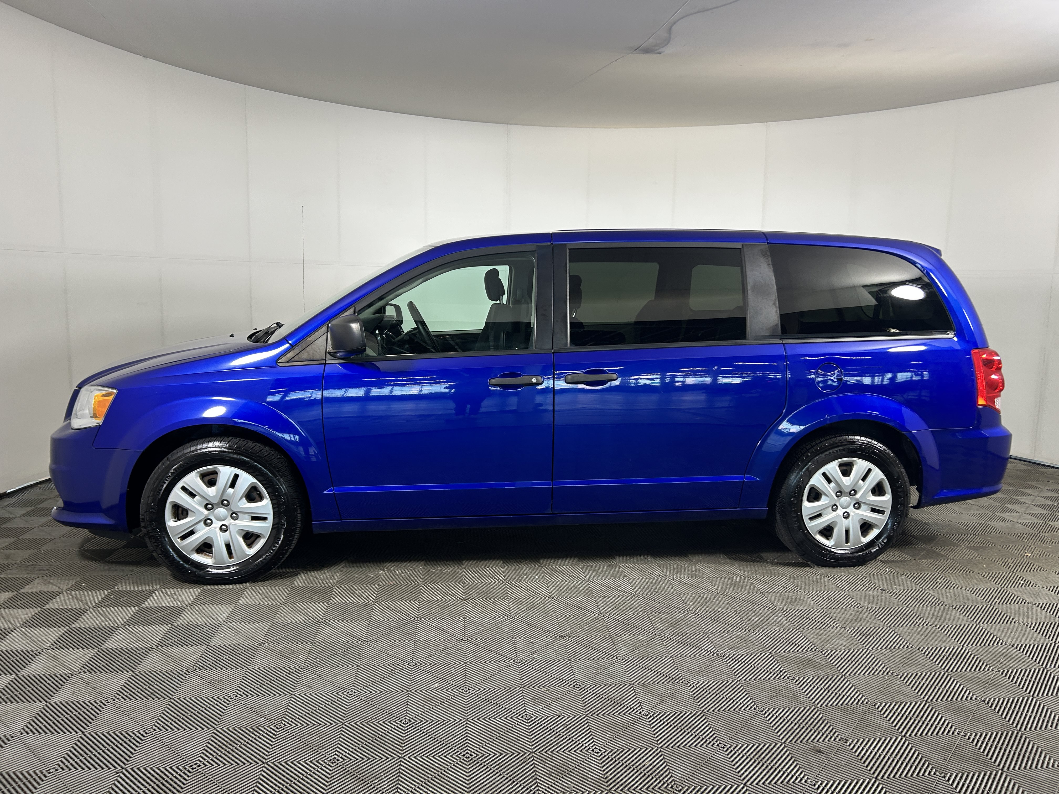 Used 2019 Dodge Grand Caravan SE w/ UConnect Hands-Free Group FWD image 2