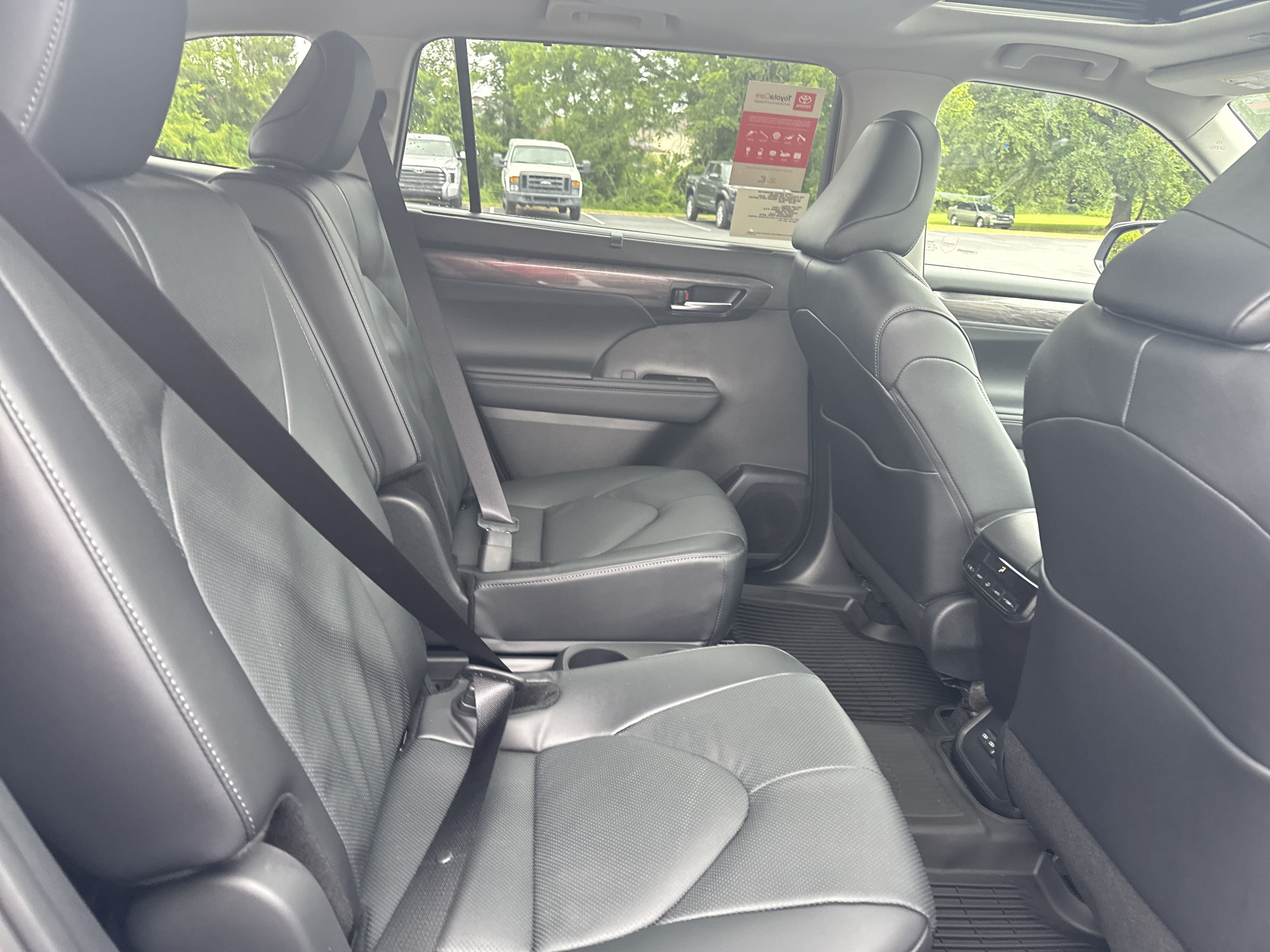 New 2025 Toyota Highlander Limited AWD/4WD image 30