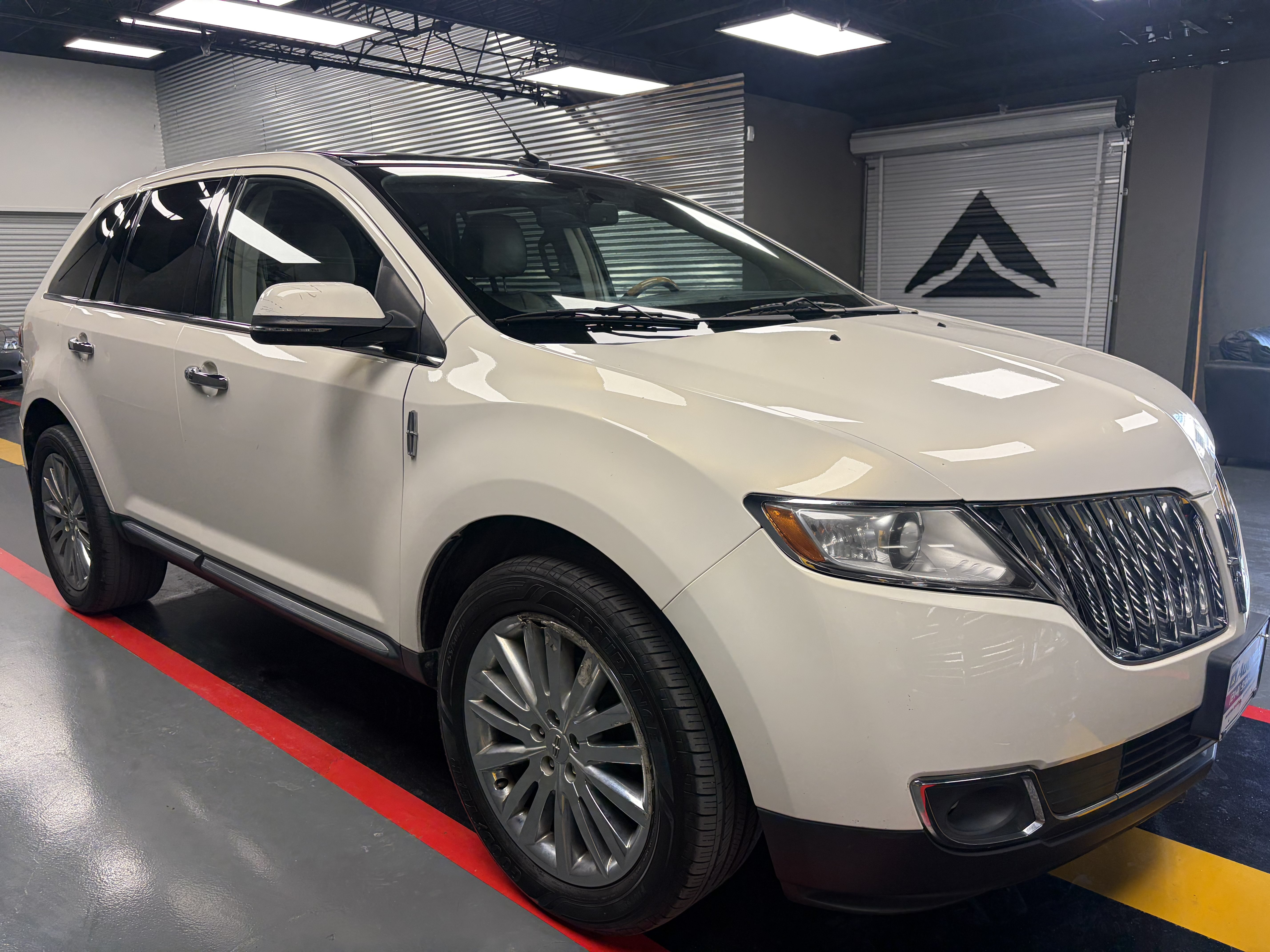 Used 2013 Lincoln MKX FWD image 5