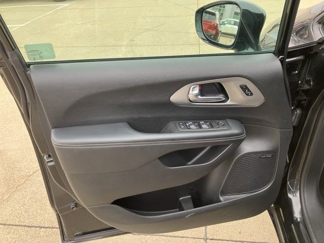 Certified 2022 Chrysler Pacifica Limited w/ S Appearance Package image 9