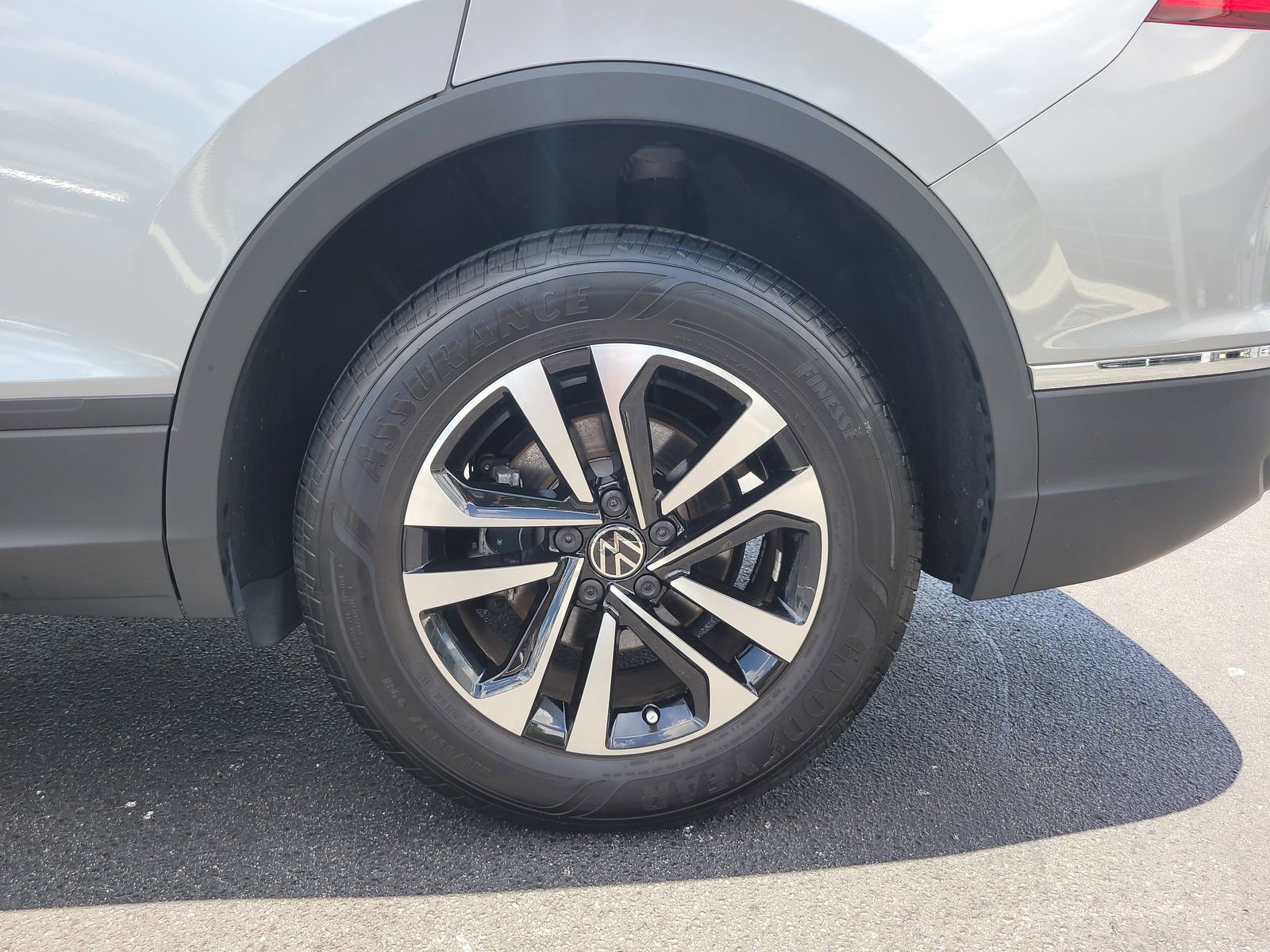 Used 2024 Volkswagen Tiguan S image 9