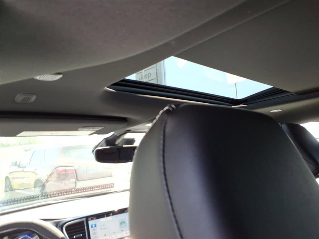 New 2026 Chrysler Pacifica Select image 8