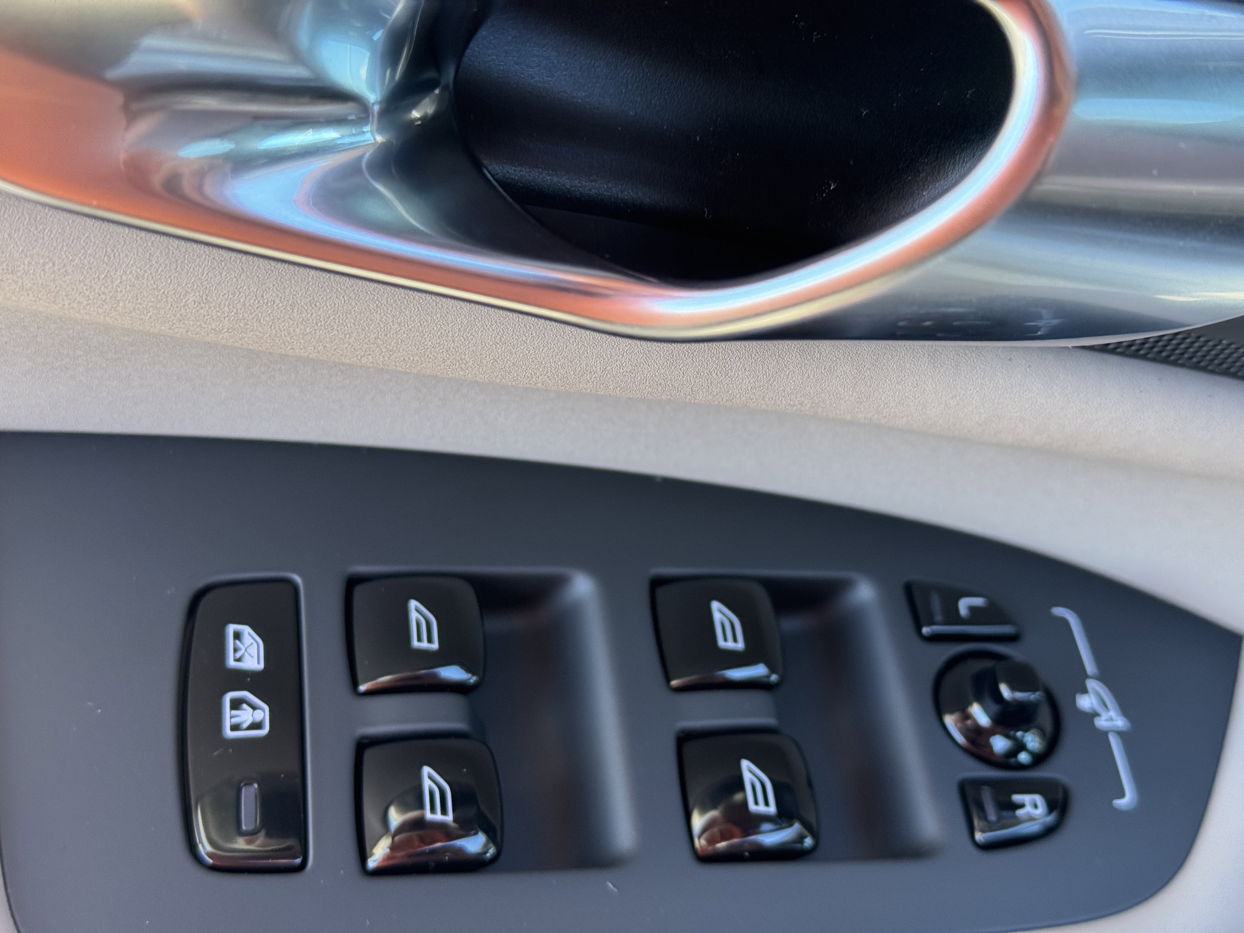 New 2026 Volvo XC90 B6 Plus w/ Protection Package image 18