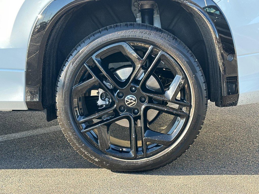 Used 2025 Volkswagen Tiguan SE R-Line image 9