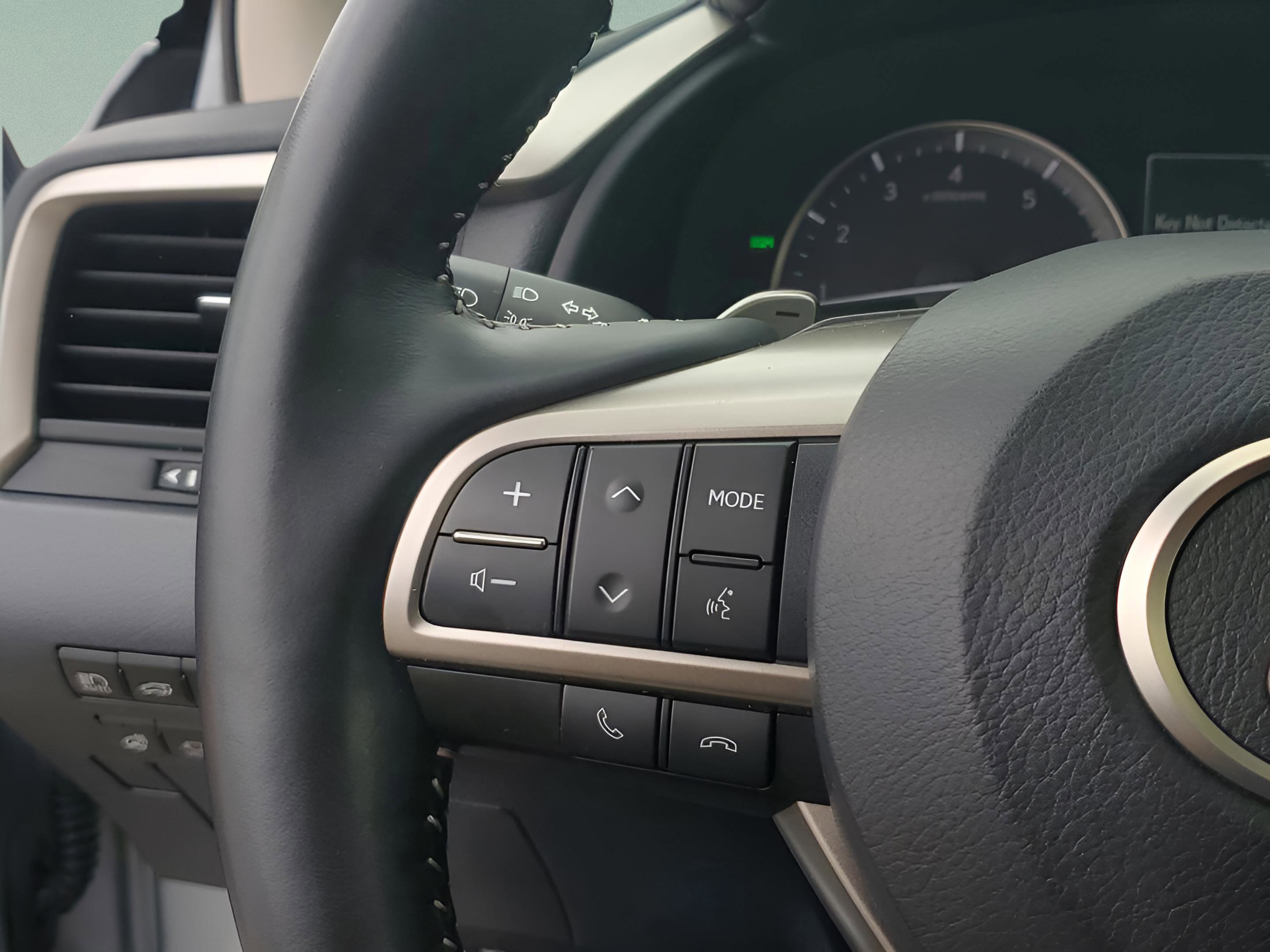 Used 2022 Lexus RX 350L Premium w/ Premium Package AWD/4WD image 22