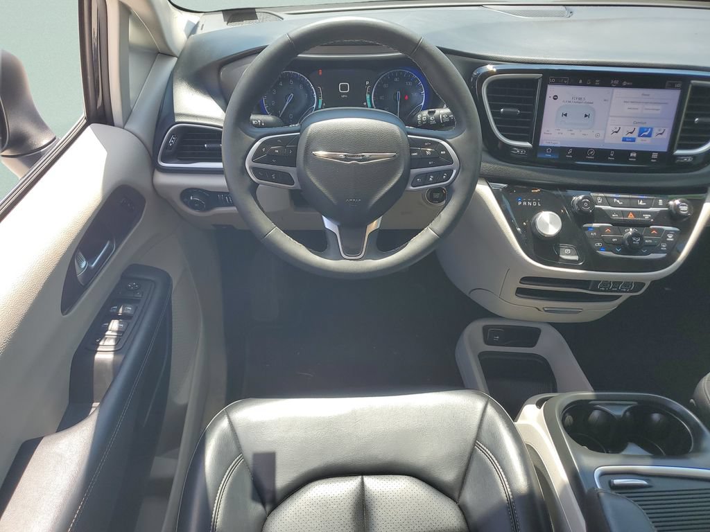 Used 2023 Chrysler Pacifica Touring-L FWD image 12