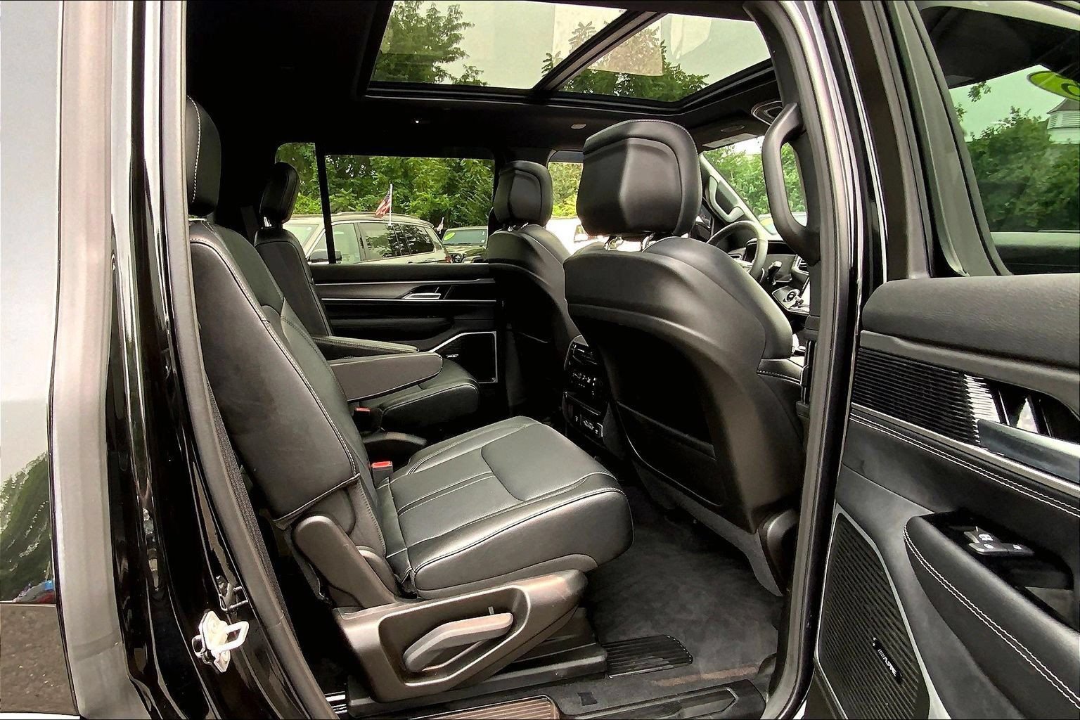 Certified 2025 Jeep Wagoneer Series II w/ Premium Group I AWD/4WD image 15