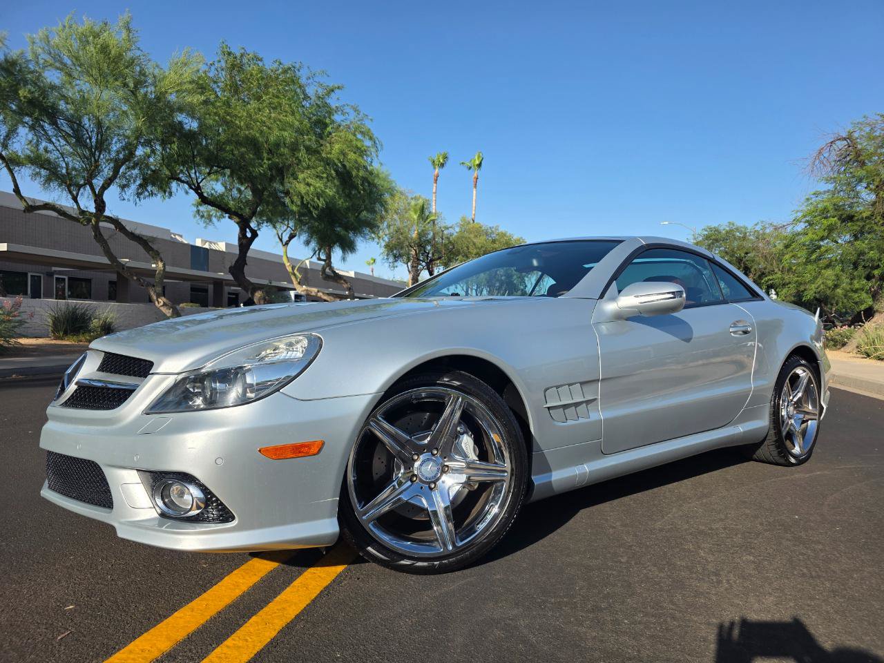 Used 2011 Mercedes-Benz SL 550 w/ Premium I Pkg image 2