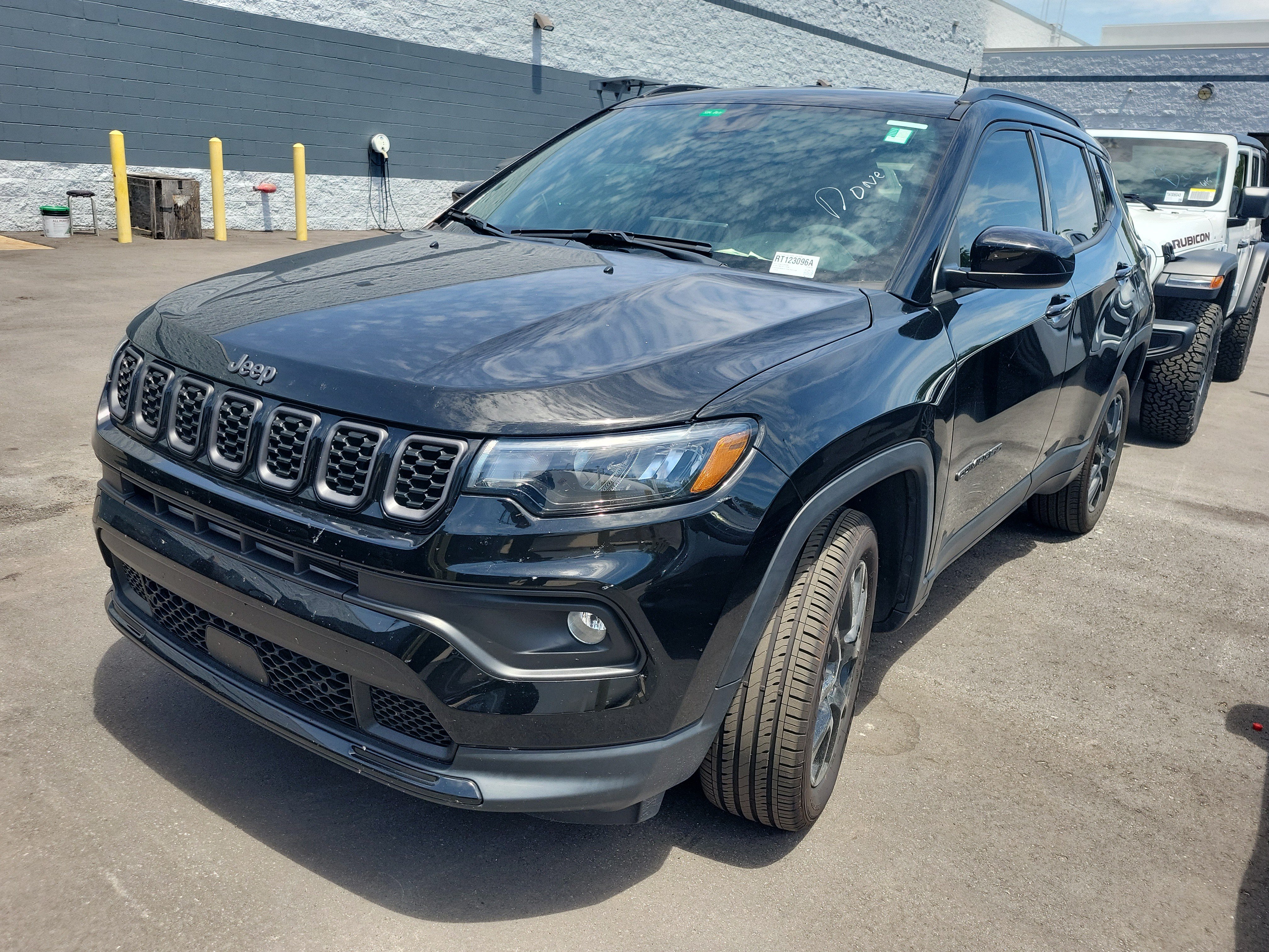 Used 2024 Jeep Compass Latitude w/ Convenience Group AWD/4WD image 3