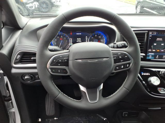 New 2027 Chrysler Pacifica Select AWD/4WD image 5
