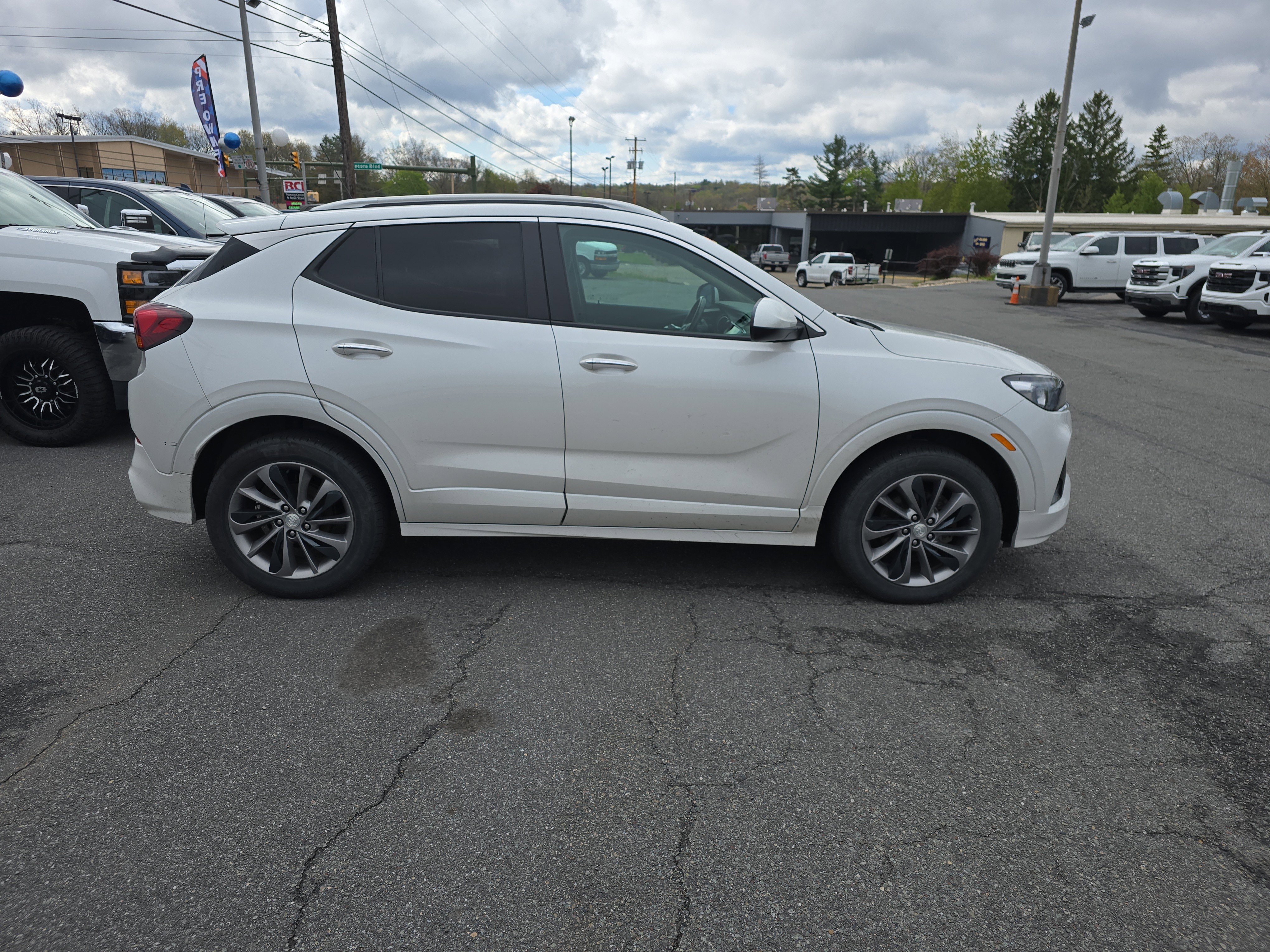 Used 2022 Buick Encore GX Select w/ Sport Touring Package AWD/4WD image 2