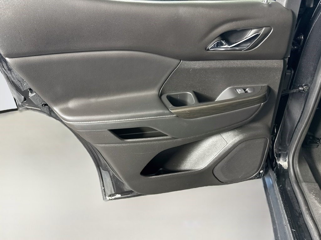 Used 2023 GMC Acadia SLT FWD image 25