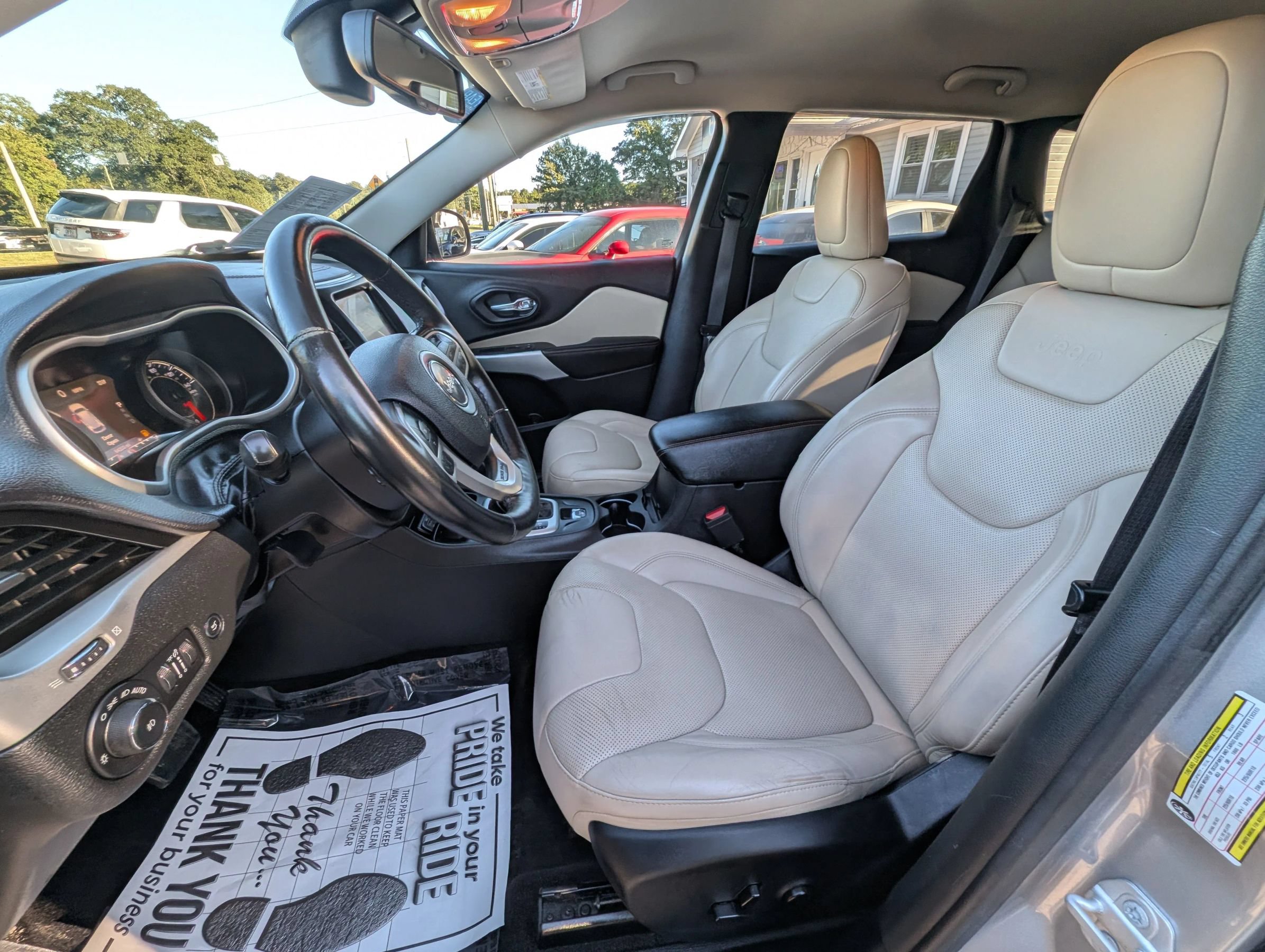 Used 2017 Jeep Cherokee Limited w/ Luxury Group AWD/4WD image 24