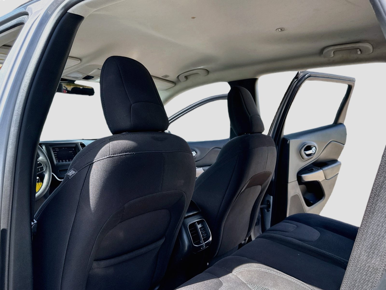 Used 2019 Jeep Cherokee Latitude w/ Popular Appearance Group FWD image 20