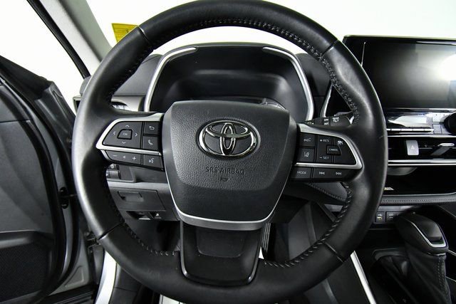 Used 2023 Toyota Highlander XLE image 2