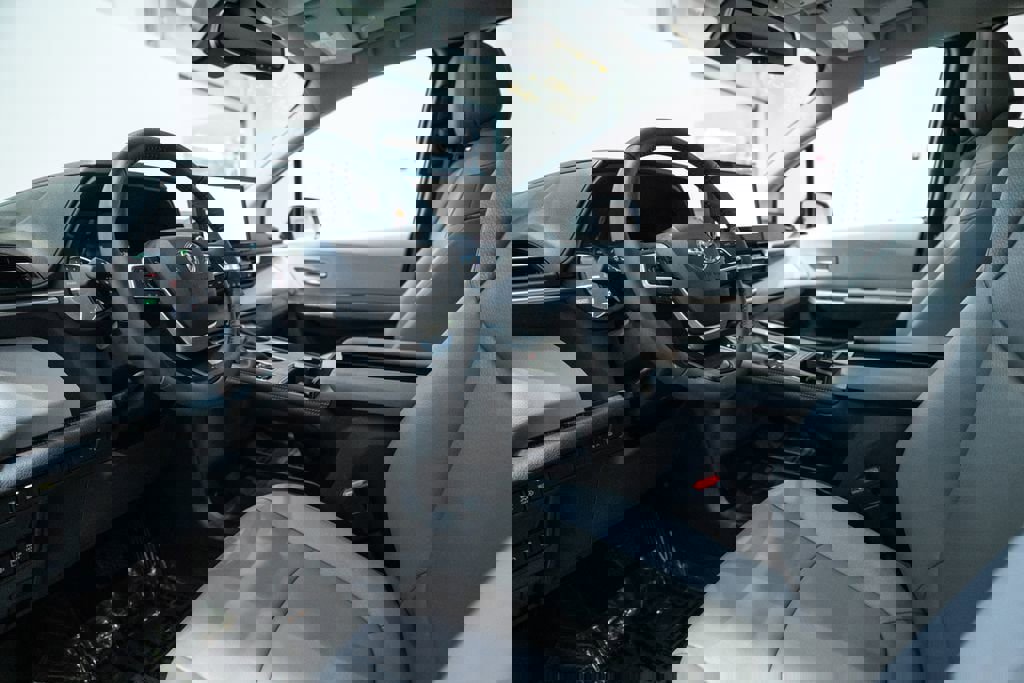 Used 2025 Toyota Sienna XLE AWD/4WD image 4