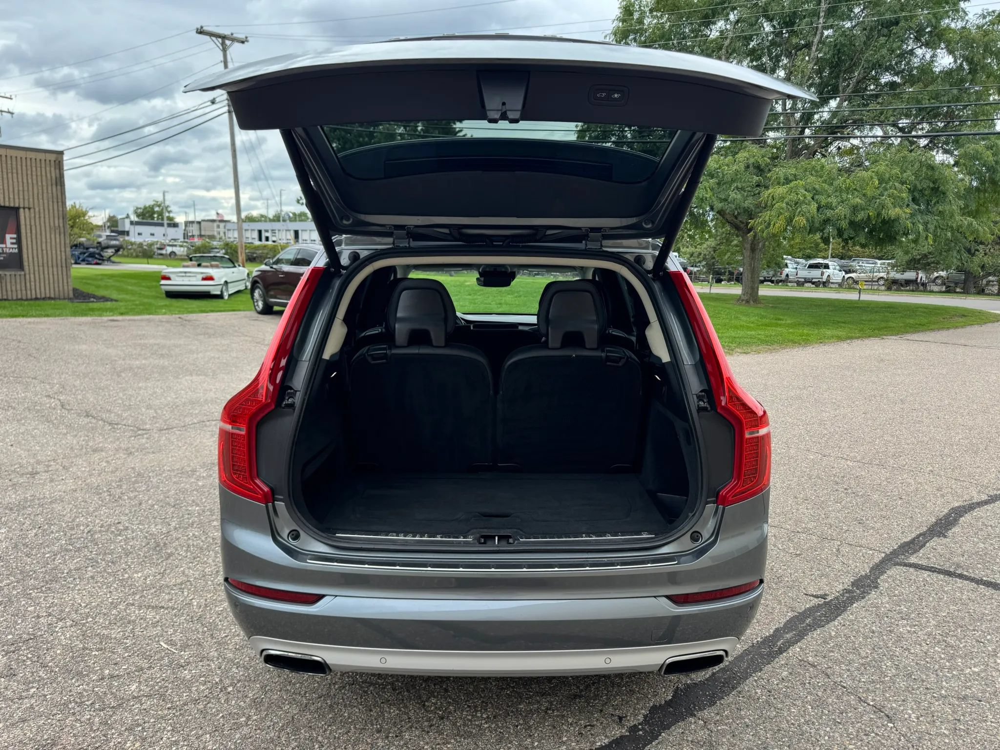 Used 2016 Volvo XC90 T6 Momentum w/ Momentum Plus Package AWD/4WD image 38