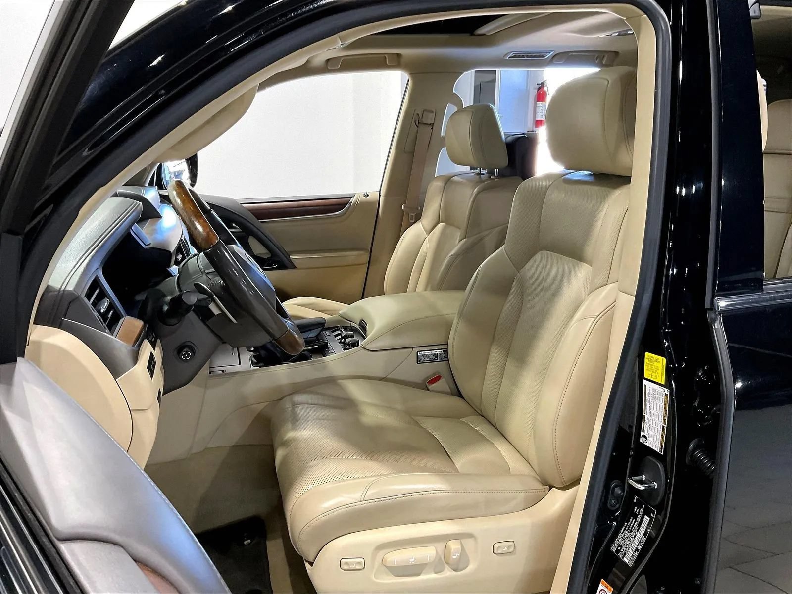 Used 2017 Lexus LX 570 4WD w/ Luxury Package image 14