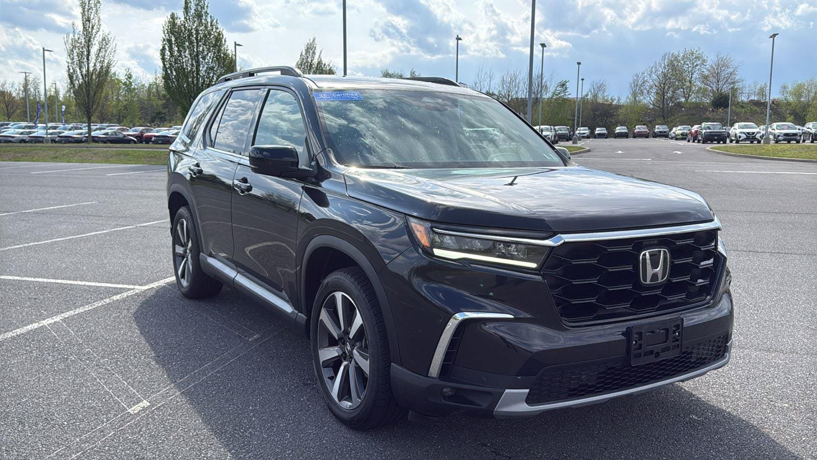 Used 2025 Honda Pilot Touring image 1