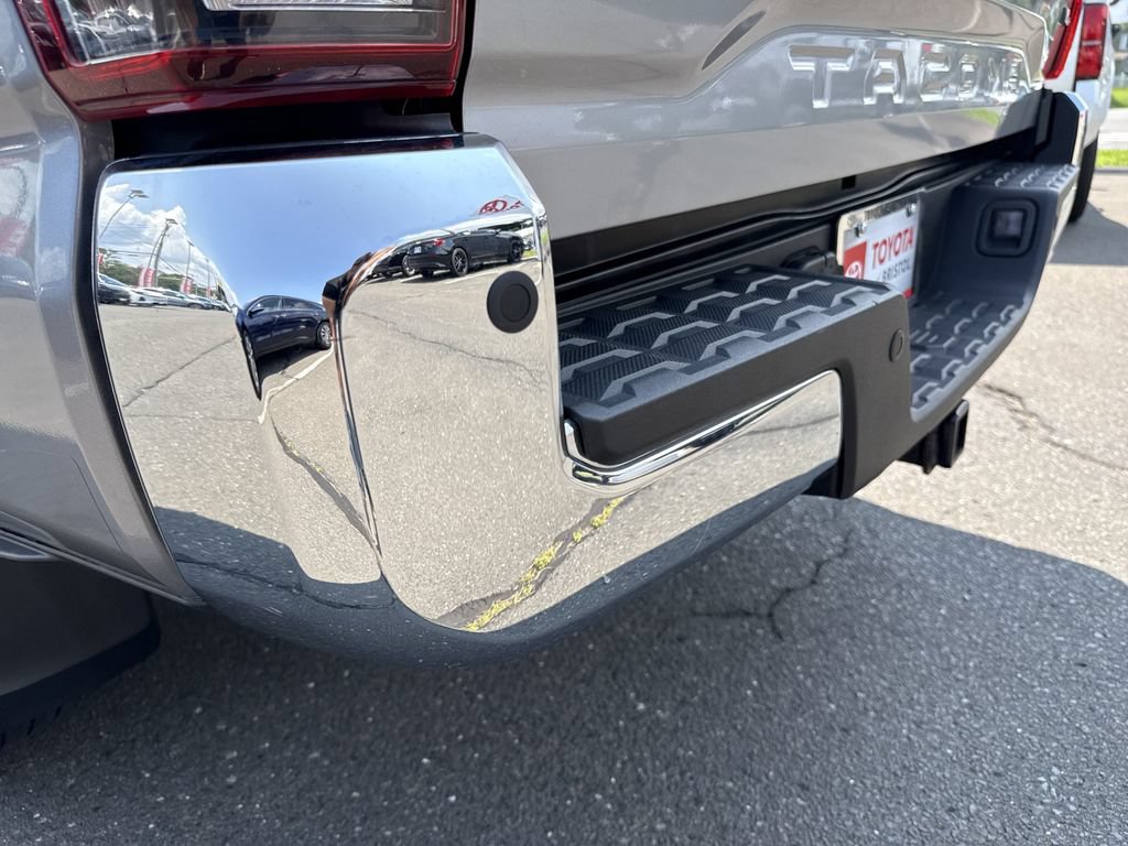 Used 2018 Toyota Tacoma SR5 AWD/4WD image 14
