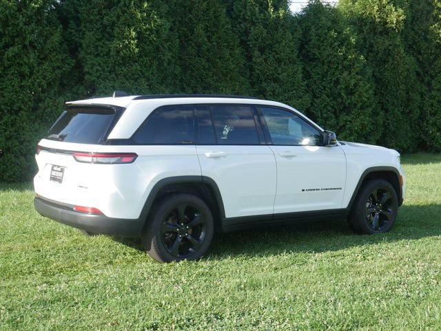 Used 2023 Jeep Grand Cherokee Limited w/ Black Appearance Package AWD/4WD image 12