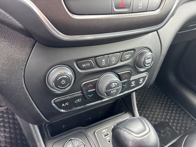 Used 2022 Jeep Cherokee Trailhawk image 22