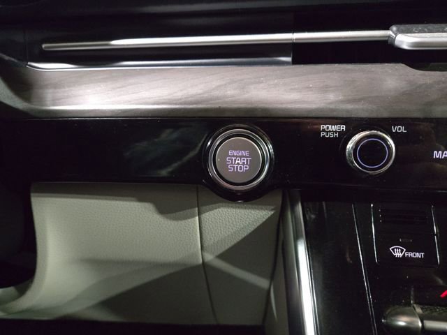 Used 2022 Kia Carnival EX image 21