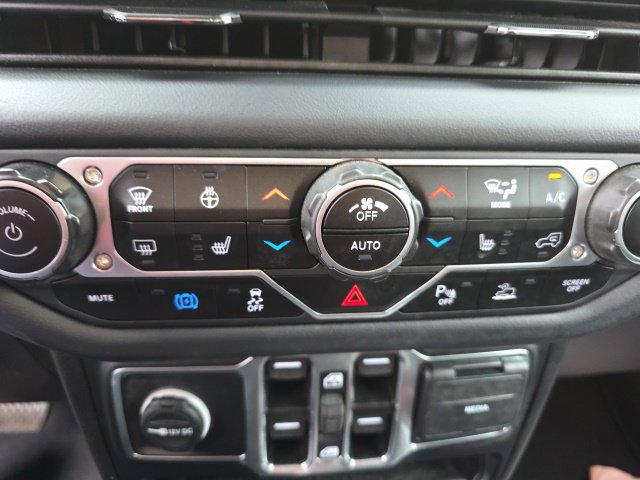Used 2024 Jeep Wrangler Unlimited Sahara w/ Technology Group AWD/4WD image 14