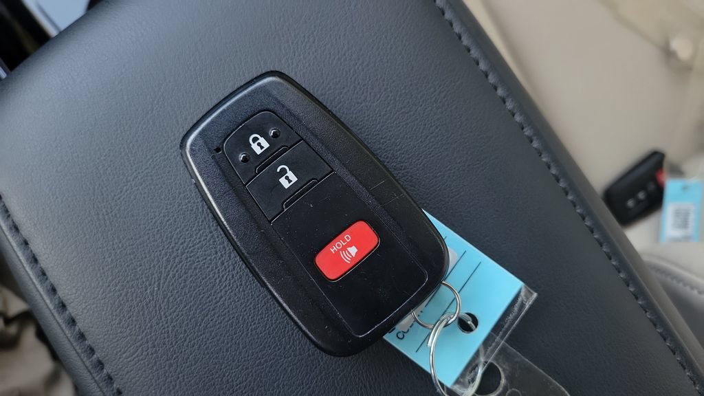 Certified 2022 Toyota Prius Limited FWD image 21
