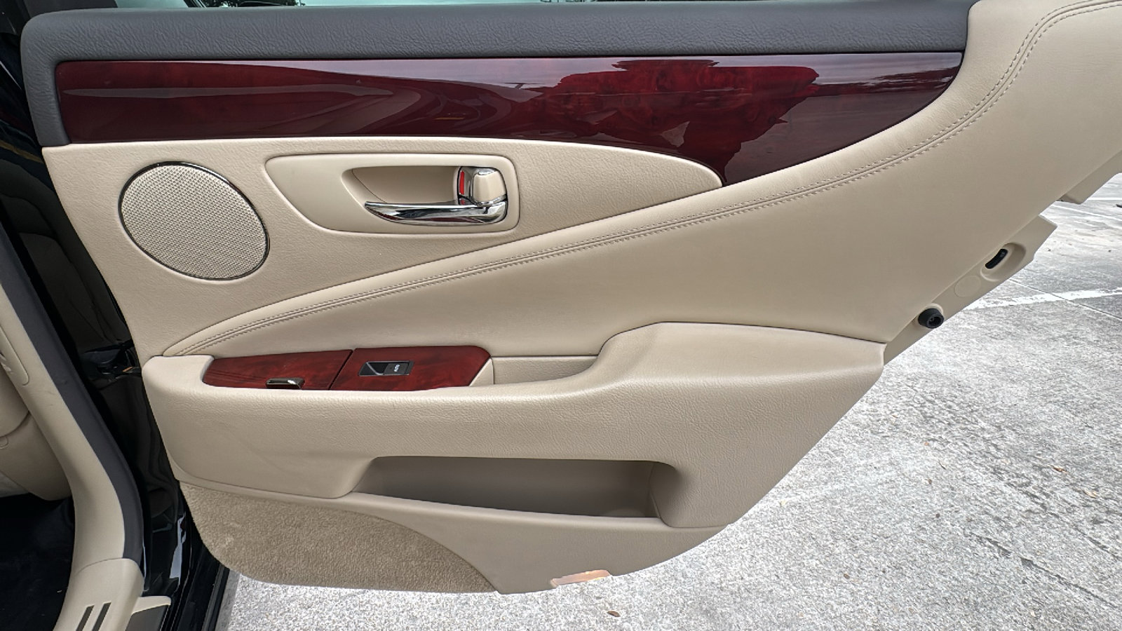 Used 2011 Lexus LS 460 w/ Comfort Pkg image 27