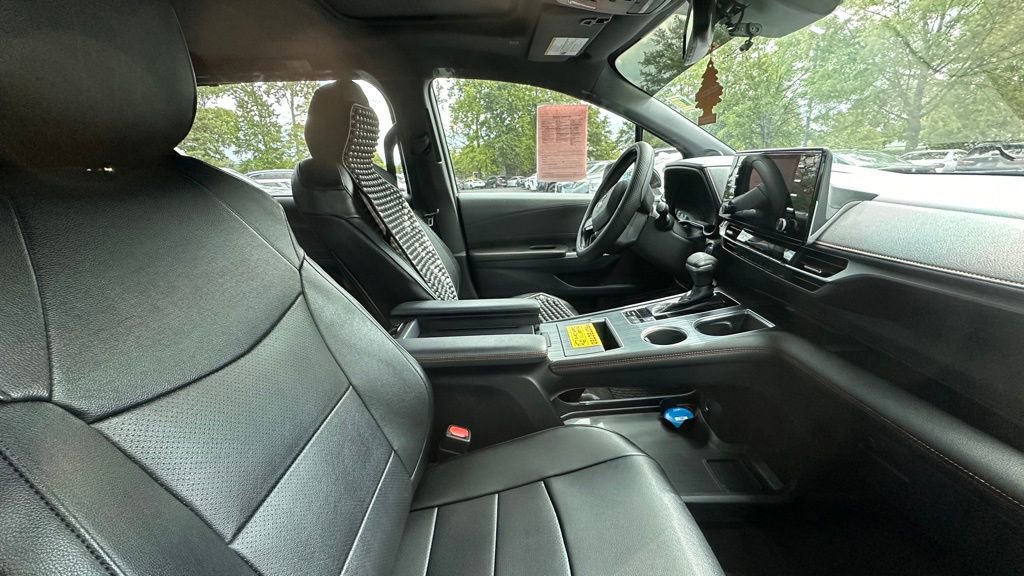 Used 2021 Toyota Sienna XSE w/ XSE Plus Package FWD image 4